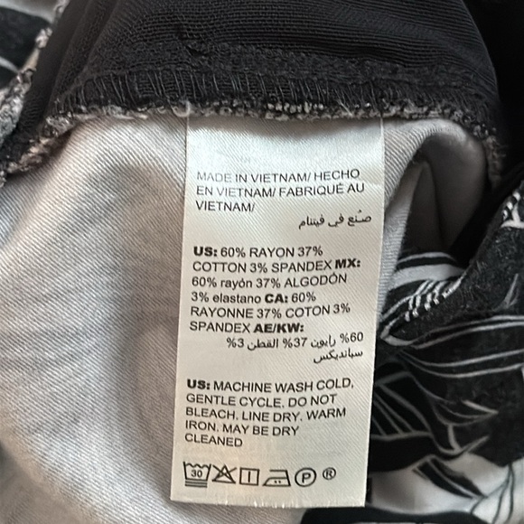 Chico’s Black and Gray Leaf Print Pants - Picture 7 of 7